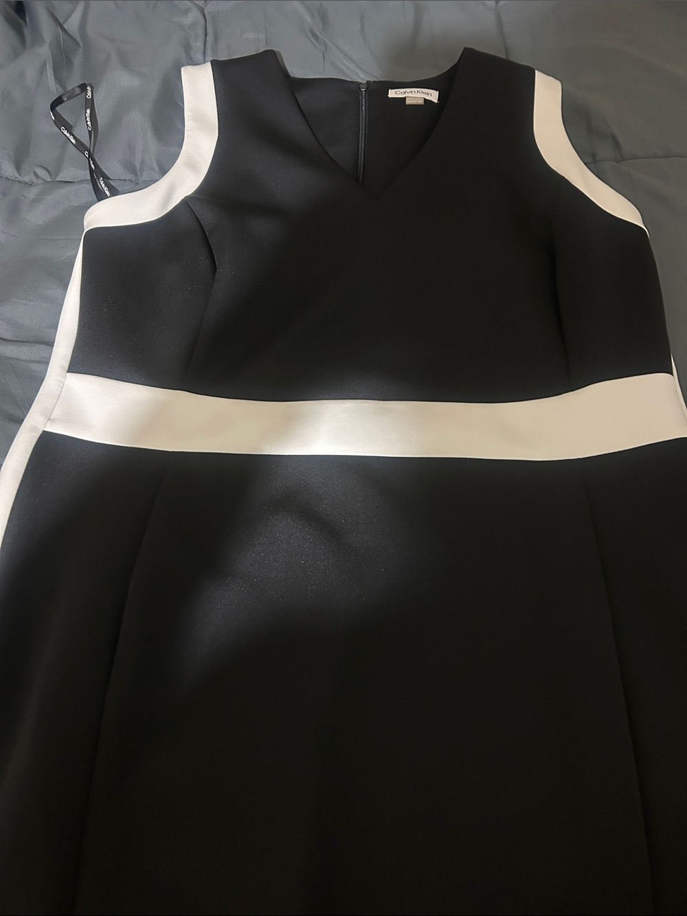 ☕️☕️☕️Calvin Klein Black and White Cold-Shoulder Midi Dress